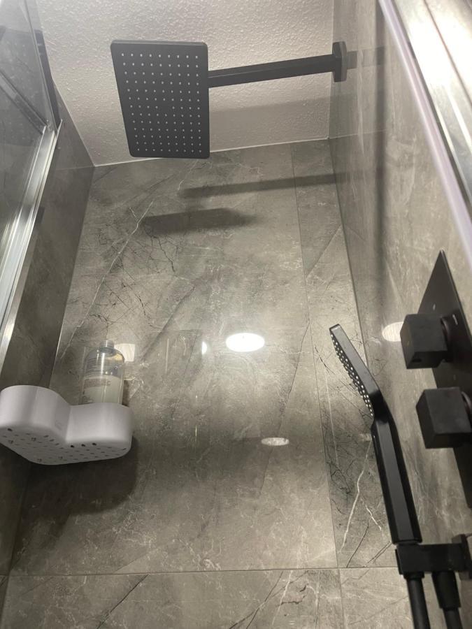 Da Vinci Guest House & Guest Parking, A Real Gem كرولي المظهر الخارجي الصورة