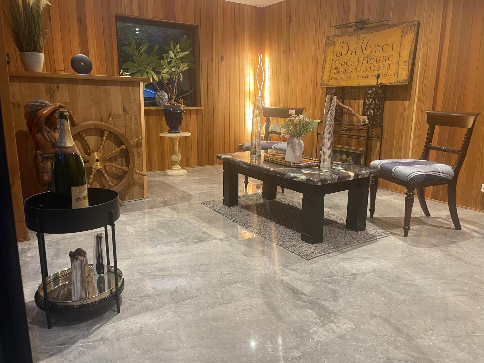 Da Vinci Guest House & Guest Parking, A Real Gem كرولي المظهر الخارجي الصورة