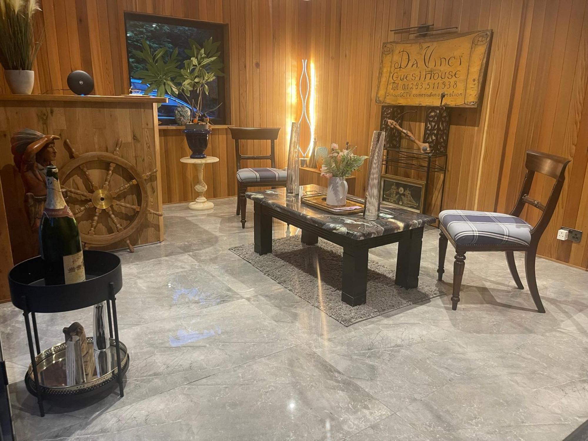 Da Vinci Guest House & Guest Parking, A Real Gem كرولي المظهر الخارجي الصورة